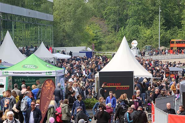 Soviel Publikum sieht man bei Trabrennen in Gelsenkirchen nur einmal im Jahr - am »Bild-Renntag« - © traberfoto-sx