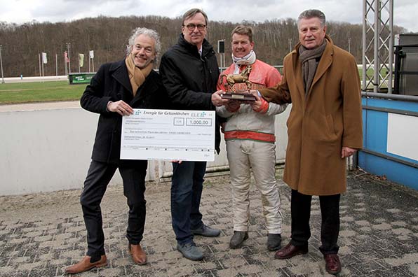 Cash Hanover schnellster Traber 2017 bei Gelsentrab: Rennbahnpr&auml;sident Uwe K&uuml;ster und Peter Eving vom Sponsor ELE &uuml;berreichen eine 1.000 Euro-Sonderpr&auml;mie an Michael Nimczyk und Rainer Overbeck - &copy; traberfoto-sx