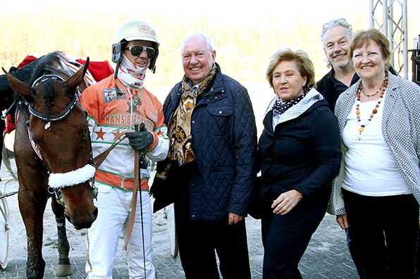 Nach ihrem erfolgreichen Comeback stellt sich Goldy Stardust den Fotografen. An ihrer Seite stehen Michael Nimczyk, Besitzer-Ehepaar Brocker, Uwe K&uuml;ster und Christa S&uuml;rder (v.l.) - &copy; traberfoto-sx