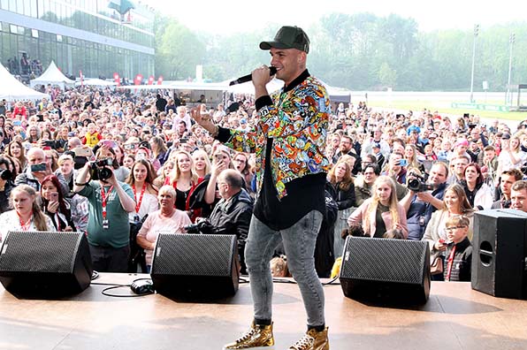 Pietro Lombardi fühlte sich im besten gefüllten GelsenTrabPark offensichtlich pudelwohl - © traberfoto-sx