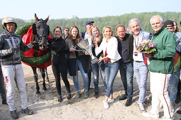 Siegerehrung für Gustafson, Rick Ebbinge und sein Team durch Anna-Carina Woitschak (mit Pokal), den NRW-Vertriebsleiter der Bild, Dr. Ingo Tenberg, Uwe Küster und Dirk Misterek (v.l.) - © traberfoto-sx