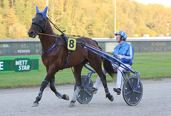 Bon Copain (hier mit Robbin Bot) muss wohl gewinnen, um seine Chance auf den Gesamtsieg zu wahren - © traberfoto-sx