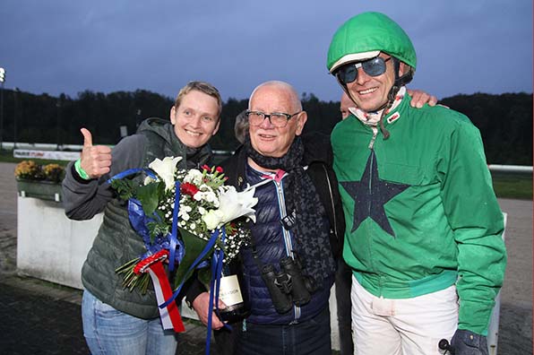 Daumen hoch: Tony Le Beller, seine Frau Mathilde und Discovry Drys Besitzer (Mitte) sind sichtlich zufrieden - © traberfoto-sx