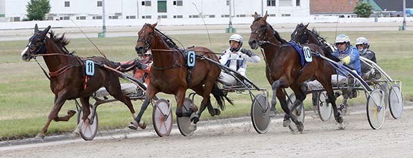 In einen packenden Dreikampf erkämpft sich Super Queen C (6/Stefan Schoonhoven) einen knappen Vorteil gegen Antoine du Bourg (11/Henk Grift) und Great Gatsby As (10/Erwin Bot) - © traberfoto-sx