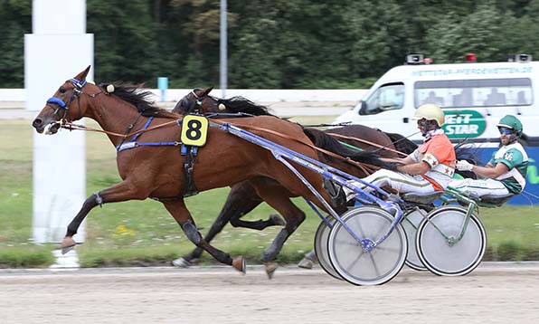 Am Ende sicher: La Grace (Michael Nimczyk) behauptet sich gegen Exclusive Fire (Victor Gentz) - © traberfoto-sx