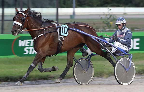 Locker nach Hause: Jacy di Quattro und Robbin Bot - © traberfoto-sx