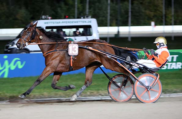 Catch Driver Michael Nimczyk steuert Panoramic zum ersten Jahressieg - © traberfoto-sx