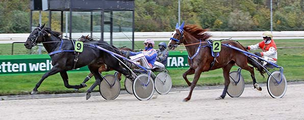 General Lee (9/Rob de Vlieger) behauptet sich gegen Kiss Me Bo (2/Michael Nimczyk) und Napster (Jochen Holzschuh) - © traberfoto-sx