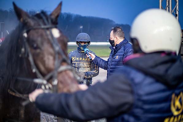 Jochen Holzschuh zeigte sich im Siegerinterview mit Marco Schindler völlig überrascht von Casanova d’Amours Form - © Jan Melichar/GelsenTrabPark