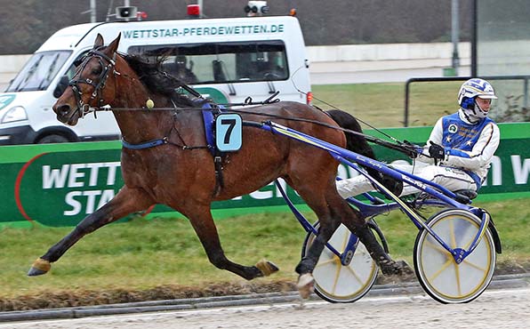 John King Boko (Jaap van Rijn) holt sich den ersten Gelsentrab-Sieg - © traberfoto-sx