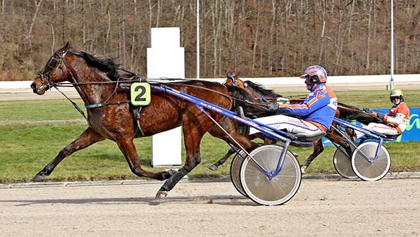 Am Ende ist Easy Going BR (Rob de Vlieger) eindeutig stärker als Orkan von Haithabu (Michael Nimczyk) - © traberfoto-sx