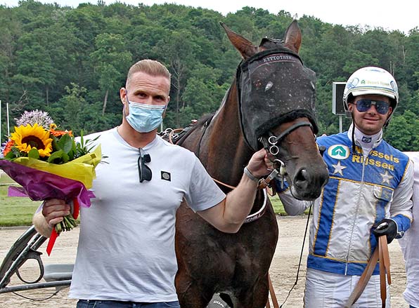 Mal wieder ein Erfolgserlebnis: Keytothehill mit Fahrer Jaap van Rijn und Besitzer Remon Hendriks - © traberfoto-sx