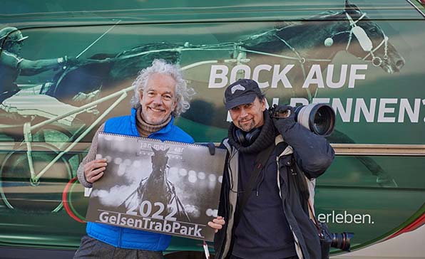 Rennbahn-Pr&auml;sident Uwe K&uuml;ster (links) und Fotograf Jan Melichar pr&auml;sentieren den Gelsentrab-Kalender 2022