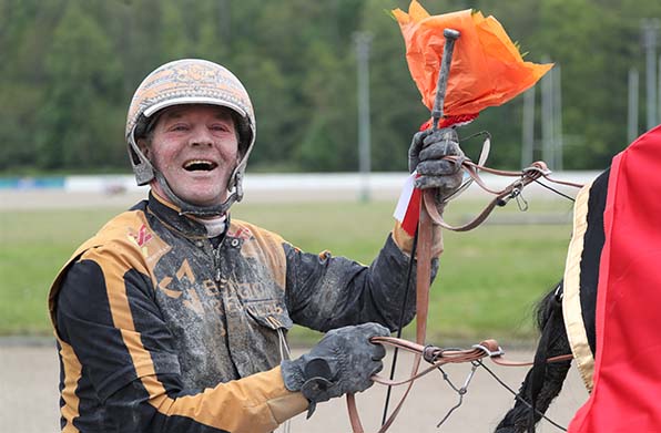 Dion Tesselaar ist nach dem »Bild-Pokal«-Sieg sichtlich zufrieden – © Jan Melichar/GelsenTrabPark