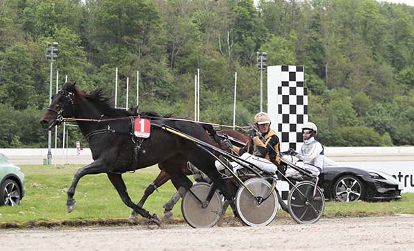 Officer Stephen (Dion Tesselaar) holt sich den »Bild-Pokal« von Titelverteidiger Gustafson (Jaap van Rijn) - © Jan Melichar/GelsenTrabPark