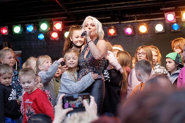 Die Kids feiern Sängerin Michelle beim »Bild-Renntag« – © Jan Melichar/GelsenTrabPark
