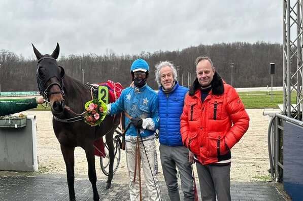 © GelsenTrabPark, mit einem überlegenem Julnick Shark macht sich Trainer und Fahrer Tim Schwarma am heutigen Donnerstag selbst ein Geburtstagsgeschenk.