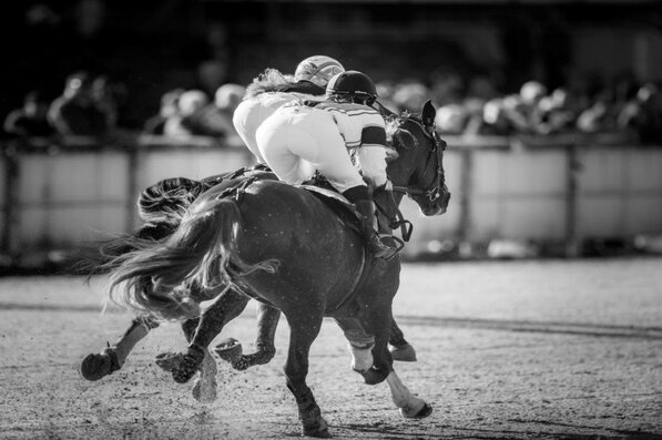 © Jan Melichar, zum ersten Mal im Park sitzen ausschließlich Jockeys im Trabreiten auf den edlen Vierbeinern.