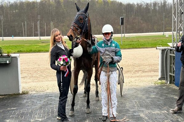 © GelsenTrabPark, Karin Hazelaar gewinnt mit Nicole Holzschuh und zaubert Besitzerin Deborah Wegner ein kleines Lächeln ins Gesicht.