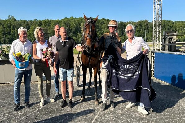 ©GelsenTrabPark, Vamos CD (Dion Tesselaar) holt sich unangefasst den Lauf der Hengste und Wallache im Dreijährigen Zirkel.