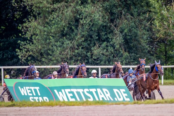 © GelsenTrabPark, um 11:30 Uhr heißt es erneut in Gelsenkirchen, "Grün aus, Start frei". Neun packende Rennen stehen auf der Tagesordnung. 