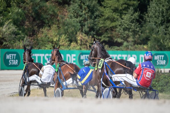 © GelsenTrabPark, um 11:25 Uhr heißt es erneut in Gelsenkirchen, "Grün aus, Start frei" und bietet sieben Rennen an. Danach wird es erst einmal für drei Wochen eine kleine Sommerpause geben. Der Nächste Renntag findet somit am 15.08.2023 statt.