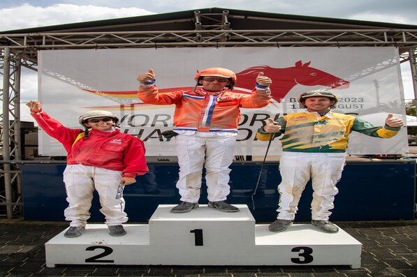 ©GelsenTrabPark, Grund zum Strahlen hatte Rick Ebbinge (Niederlande) allemal. Er führt aktuell die Rangliste der World Driving Championship 2023 mit 103 Punkten an. Auf Rang zwei befindet sich Hanna Huygens (Belgien) mit 69 Punkten und Rang drei geht aktuell an Peter McMullen (Australien) mit 68 Punkten.