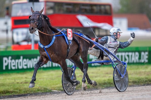 © GelsenTrabPark, hat Robbin Bot mit Bayard im BILD-Pokal erneut allen Grund zur Freude?