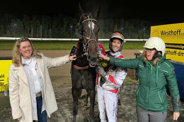 © GelsenTrabPark, Emma Stolle siegt mit Omia Boszorg und strahlt gemeinsam mit Anja Hoffmann um die Wette.