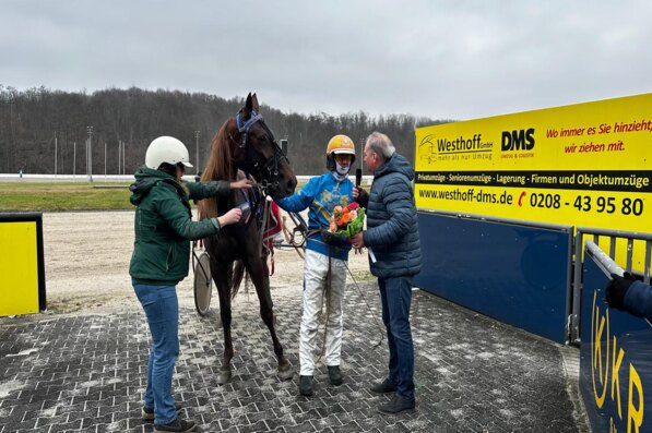 Foto © GelsenTrabPark – Mit Ronja Bo startet der Goldhelm stark in den Renntag. Foto © GelsenTrabPark – Mit Ronja Bo startet der Goldhelm stark in den Renntag.