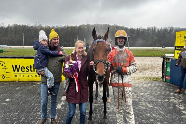 Foto © GelsenTrabPark – Auftakt nach Maß: SLIGHTLY LOVE AS ebnet MICHAEL NIMCZYK den Weg zum Fünferpack. Foto © GelsenTrabPark – Auftakt nach Maß: SLIGHTLY LOVE AS ebnet MICHAEL NIMCZYK den Weg zum Fünferpack.