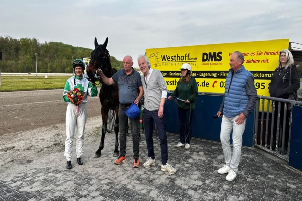 Foto &copy; GelsenTrabPark &ndash; Nina Baltromei und Herbie haben alles im Griff. Am Kopf steht Besitzer Marcel Matten.