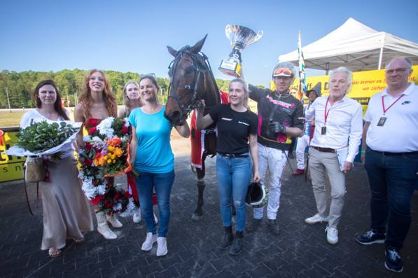 Foto &copy; GelsenTrabPark &ndash; Im vergangenen Jahr sicherte sich ZOOM DIAMANT (ROBIN BAKKER) den Sieg im Bild-Pokal &ndash; ein Triumph, der in bester Erinnerung geblieben ist. Nun stellt sich die spannende Frage: Wer tritt 2026 in seine Fu&szlig;stapfen und kr&ouml;nt sich zum neuen Titeltr&auml;ger?