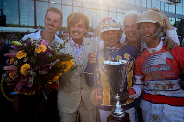 Foto &copy; GelsenTrabPark &ndash; Gro&szlig;e Freude herrschte bei SEPPI FRANZL und MICHAEL NIMCZYK, nachdem beide den BILD-POKAL 2026 gewinnen konnten &ndash; eine Konstellation, wie man sie in dieser Form noch nicht erlebt haben d&uuml;rfte. TYRON HILL und CHARMY CHARLY AS &uuml;berquerten die Ziellinie tats&auml;chlich Seite an Seite und sorgten damit f&uuml;r ein au&szlig;ergew&ouml;hnliches totes Rennen, das in die Annalen des Sports eingehen d&uuml;rfte.