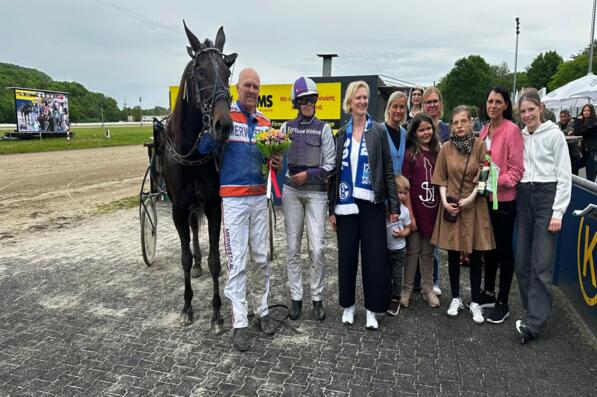 Foto &copy; GelsenTrabPark &ndash; Gro&szlig;er Bahnhof f&uuml;r PASCHA VITANOVA und Trainer ROB DE VLIEGER: Als Fahrerin wurde MARISKA MIDDELWEERD verpflichtet. Auch SABINE OPPOLI sowie die G&auml;ste des Kinder- und Jugendhospizes aus Recklinghausen hatten sichtlich Freude an diesem besonderen Moment.