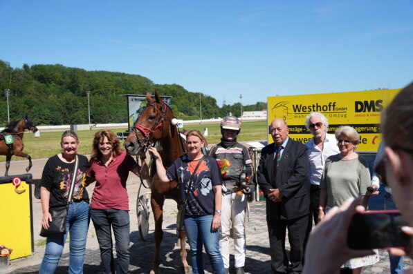 Foto © GelsenTrabPark – NIKE R (KIM HAGOORT-LEDER) hatte im „Familie Ferdi Sax-Rennen“ jederzeit alles im Griff und ließ sich auch durch die anspruchsvolle „Todesspur“ nicht aus der Ruhe bringen. Das Gespann kontrollierte das Rennen souverän und war in jeder Phase Herr der Lage. Foto © GelsenTrabPark – NIKE R (KIM HAGOORT-LEDER) hatte im „Familie Ferdi Sax-Rennen“ jederzeit alles im Griff und ließ sich auch durch die anspruchsvolle „Todesspur“ nicht aus der Ruhe bringen. Das Gespann kontrollierte das Rennen souverän und war in jeder Phase Herr der Lage.
