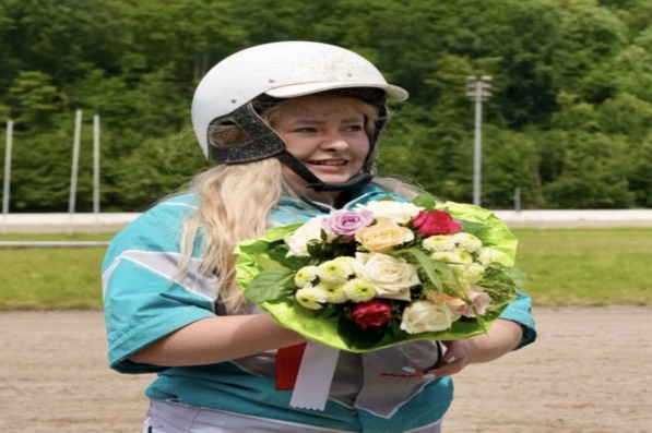 Foto &copy; GelsenTrabPark &ndash; Vanessa Sobottka sichert sich mit Candy Lady S das G&auml;stefahren und strahlt zurecht.