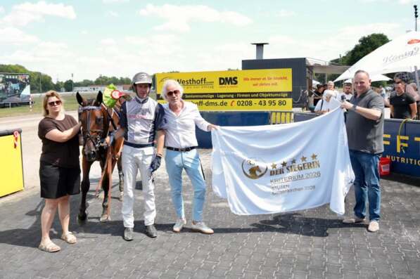 Foto © GelsenTrabPark – STELLA LUNA (Robbin Bot) setzte im Stuten-Qualifier ein deutliches Ausrufezeichen und verwies ihre Konkurrentinnen souverän in die Schranken. Foto © GelsenTrabPark – STELLA LUNA (Robbin Bot) setzte im Stuten-Qualifier ein deutliches Ausrufezeichen und verwies ihre Konkurrentinnen souverän in die Schranken.