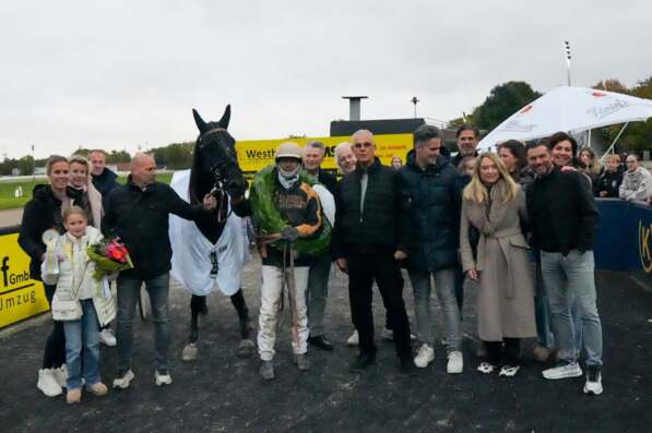 Foto © GelsenTrabPark – So sieht gemeinsame Freude aus. ARRIVEDERCI und MICHAEL NIMCZYK stehen nach ihrem überlegenen Sieg im mit 50.000 Euro dotierten Finale des Dreijährigen-Kriteriums für Hengste und Wallache im Mittelpunkt. Beim Siegerfoto versammelten sich große und kleine Gratulanten um den frisch gekürten Gewinner und genossen diesen besonderen Moment. Foto © GelsenTrabPark – So sieht gemeinsame Freude aus. ARRIVEDERCI und MICHAEL NIMCZYK stehen nach ihrem überlegenen Sieg im mit 50.000 Euro dotierten Finale des Dreijährigen-Kriteriums für Hengste und Wallache im Mittelpunkt. Beim Siegerfoto versammelten sich große und kleine Gratulanten um den frisch gekürten Gewinner und genossen diesen besonderen Moment.